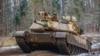 Американский экипаж танка M1A1 Abrams на учениях в Бемово-Писке, Польша. 25 ноября 2022 г.