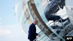 Президент Джо Байден садится на борт Air Force One в Лас-Вегасе, штат Невада, 17 июля 2024 года на пути в Делавэр 