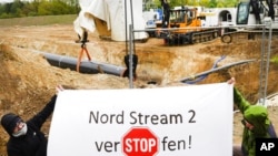 Плакат против строительства «Северного потока – 2». Врангельсбург, Германия (архивное фото) 
